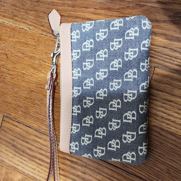 Dooney & Burke Grey and cream wristlet. Measurements in pictures - Picture 3 of 6